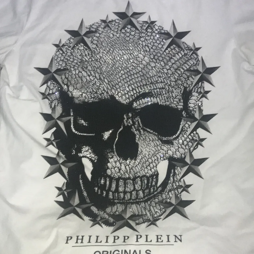 Philip Plein t shirt till salu, knappt använd, den är i storleken L fast passar ochså i M . T-shirts.