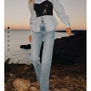 Zara jeans - Snygga jeans från zara strl 34, knappt använda och i väldigt fint skick! Modellen heter ”Wide leg full lenght”. Första och sista bilden är från Zaras hemsida och bilden i mitten är min egen! Slutsålda på hemsidan! Köpare står för ev frakt.