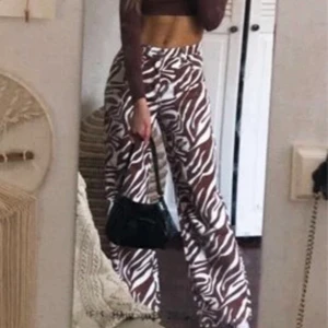 Bruna zebrajeans - Säljer ett par supersnygga bruna zebramönstrade jeans i storlek S. Säljer dem då jag köpt två par i olika storlekar och de andra passade mig bäst!!☺️ Säljer för 366kr och frakt ingår i priset (Spårbart paket 66kr). Vill du ha mer bilder är det bara att fråga!!🥰 ❗️❗️OBS första bilden är lånad!!❗️❗️