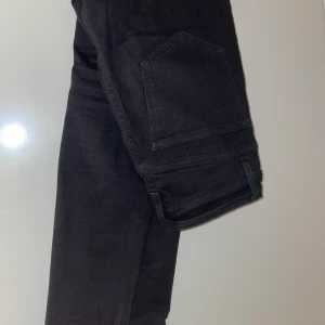 Högmidjade jeans  - Ett par jeans som är oanvända pga att de är för små för mig. De är högmidjade och sitter bra då jag har ett par blå i samma modell. Köpta för 599kr 
