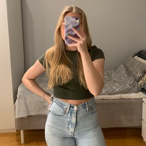 Militärgrön topp - Superfin militärgrön topp. Priset är exkl frakt!