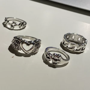 Coola ringar  - Coola ringar som aldrig kommit till användning då de är för små för mig🙁 de går inte att köpa separat, alla 4 för 80kr🤍  BUD PÅ 200kr, avslutar på fredag den 29/1, klockan 16.00💖