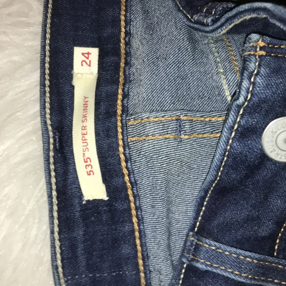 Mörkblå Levi’s jeans modell ”Skinny”. Köpta i New York på Macys för 1 år sedan, sparsamt använda. Stor i storleken, stretchtyg.  Köpare betalar frakt.. Jeans & Byxor.