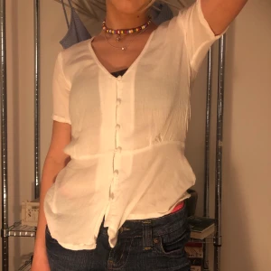 Söt blus<3 - Jättefin vit blus! Är i superbra skick då den endast användts ett fåtal gånger:))🧚🏽‍♀️<33