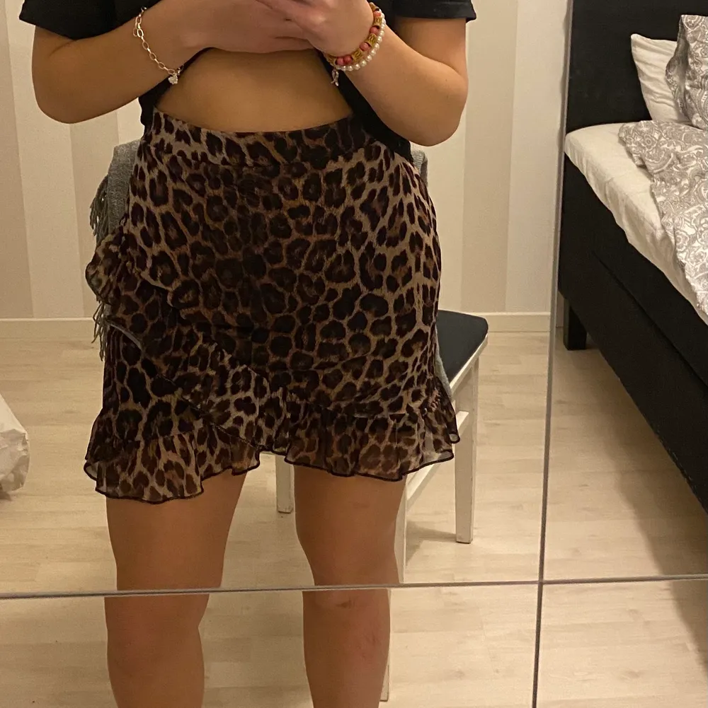 Skit snygg kjol med leopard mönster! Bra skick då jag har användt den få gånger!. Kjolar.