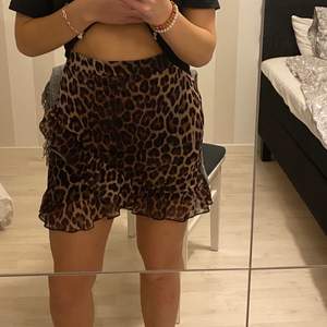 Skit snygg kjol med leopard mönster! Bra skick då jag har användt den få gånger!