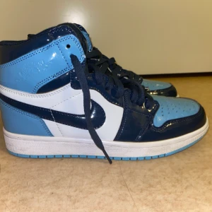 Jordan 1 blue chill - Säljer mina Jordan 1 blue chill i storlek 40. Det är replikor, men de ser exakt ut som originalet. Skorna är använda ett fåtal gånger men är fortfarande i jättebra skick. Hör av er vid ytligare frågor🥰