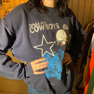 Sweatshirt - Sweatshirt köpt på reyond retro. Väldigt cool och otroligt skön inuti, bra kvalite! Frakt exkluderad