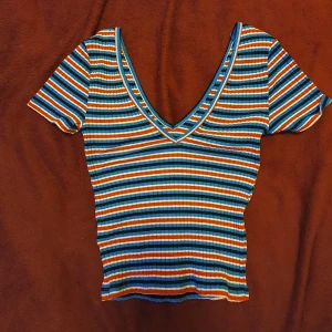 Urringad tröja, strl XS - Cute ribbad top med urringning, mycket stretch i❤🍒