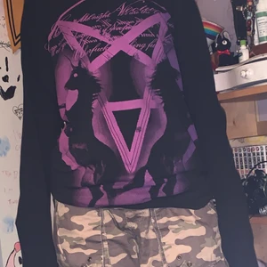 Svart tröja med pentagram - Jättefin långärmad tröja som ej kommer till användning