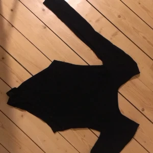Body med djup rygg - Body från H&M, använd 1 gång. Står inte storlek men tror S, väldigt stretchiga material så passar nog M också 