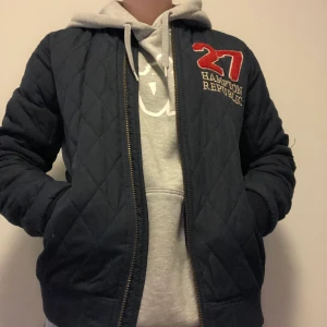 Hampton Republic jacka - Mörkblå Hampton Republic jacka i storlek 164 / XS