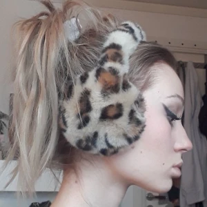 Öronmuffar i leopardmöster  - gosiga varma kattiga öronmuffar som jag tyvärr inte får använding av:(( superbra skick!💞💞 BUDA I KOMMENTARERNA!! höj minst 10kr/bud                          avslutas onsdag kl 20😜