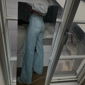 Ljusblåa jeans med hål - Ett par as snygga ljusblåa jeans med hål på knäna. De är från junkyard med har gjort hålen själv. På vänstra benet är en som en liten bit som hänger ”löst”, man kan klippa bort den om man vill men jag tycker det tillför en schyst detalj. Köpare står för frakt.