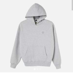 En grå hoodie från polarskate! Köpt på junkyard i Trollhättan! Väldigt bra skick då den bara är använd ett fåtal gånger:) Nypris 1199kr. 