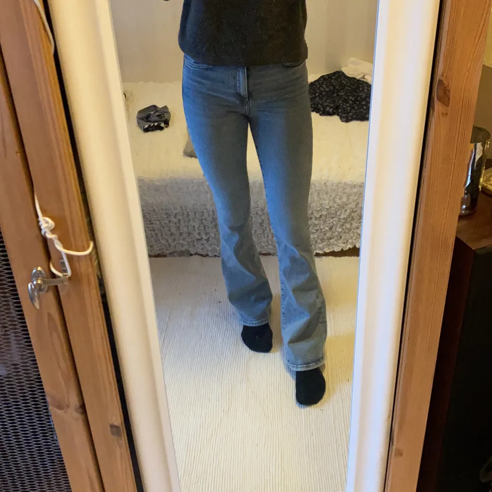 Jeans från bil bok i fint skick, storlek S men passar större och mindre jag är 170 cm. Jeans & Byxor.