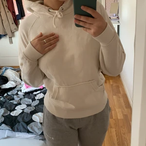 Basic hoodie  - Smutsvit hoodie i storlek xs, älskar denna modellen på hoodies verkligen den bästa med muddar där de ska vara, framficka, huva och snöre i huvan:) 200kr inklusive frakt💕