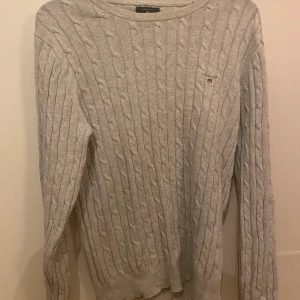 Grant tröja  - Använd en gång. 700 kr. Varit undanlagd så kan behöva att strykas. storlek M. Ska den skickas står köparen för frakten 