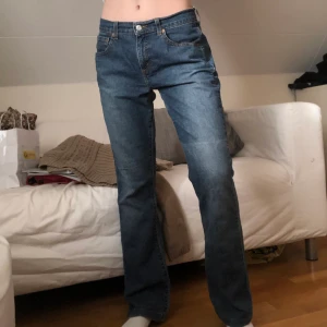 Levis jeans - Snygga Levis jeans från 90-talet med låg midja & raka ben!!! Sitter snyggt oversize på mig som normalt bär S/ waist 26 i jeans!