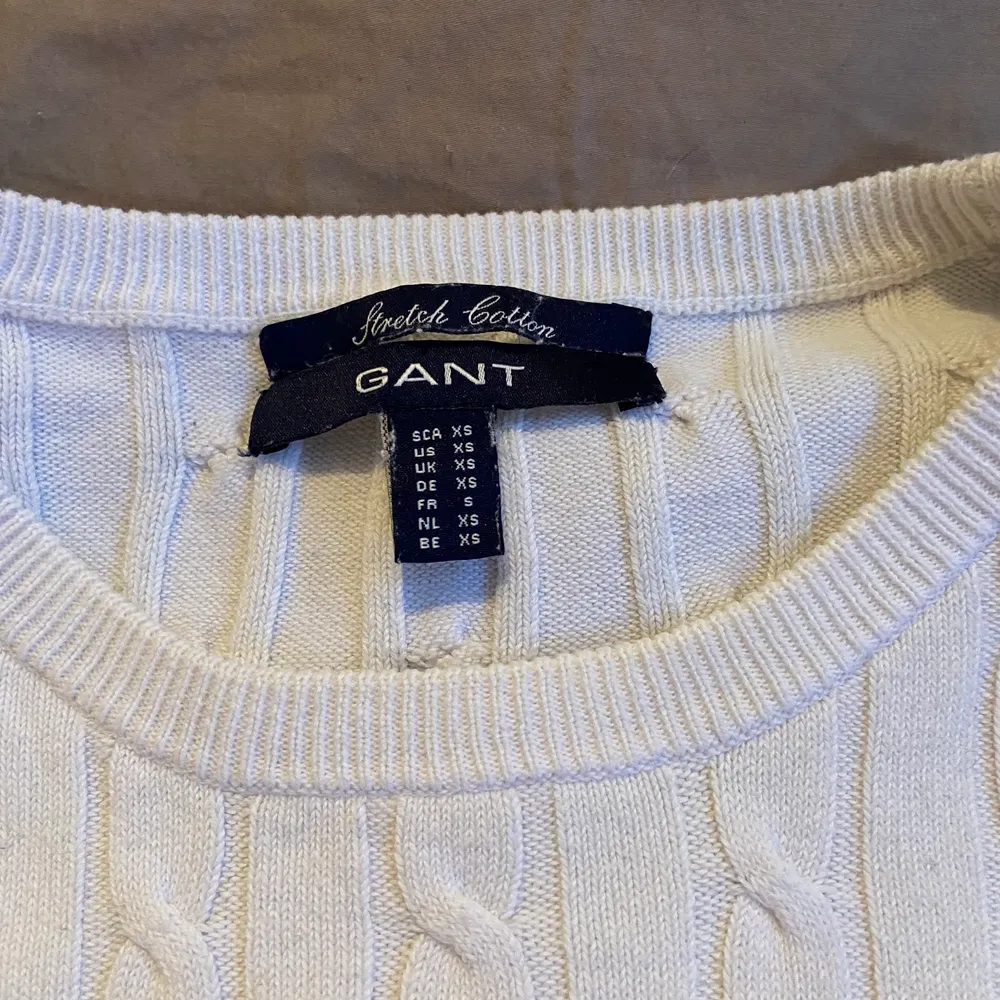 Säljer en kabel stickad GANT sweatshirt i storlek XS 💕 Bara att skriva vid frågor! . Stickat.