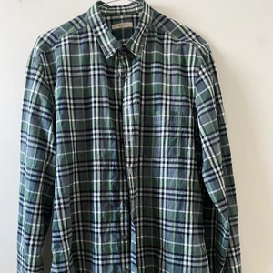 Vintage burberryskjorta grön - Storlek L, sitter ganska normalt men snyggt. Bra skick utan fläckar och hål osv. Snyggt mönster och väldigt trendig.