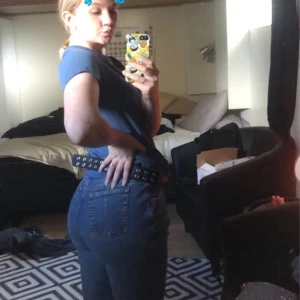 Straight Jennas Armani  - Armani Jeans i storlek S men skulle säga storlek 36 eller 28 i midjemått. Supersnygga men kommer bara inte till användning 🥴🥴