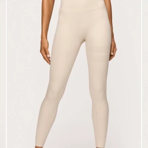 Stronger tights - Ribbade träningstights från stronger. De är i modellen Rainy day (beige) 🤍 De är seamless och har hög midja. De är i storlek xs/s och normala i storleken. Väldigt bra skick 😊 Högsta budet ligger på 450 inklusive frakt! Skriv om du har några frågor 💕