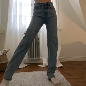 ljusblå jeans! - raka ljusblåa jeans!💗 väldigt långa på mig som är 165!