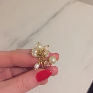 Ring med sötvattenspärlor - Jättefin ring som går att justera i storlek och har äkta sötvattenspärlor. Kan skicka på post, så en liten summa för frakten tillkommer.