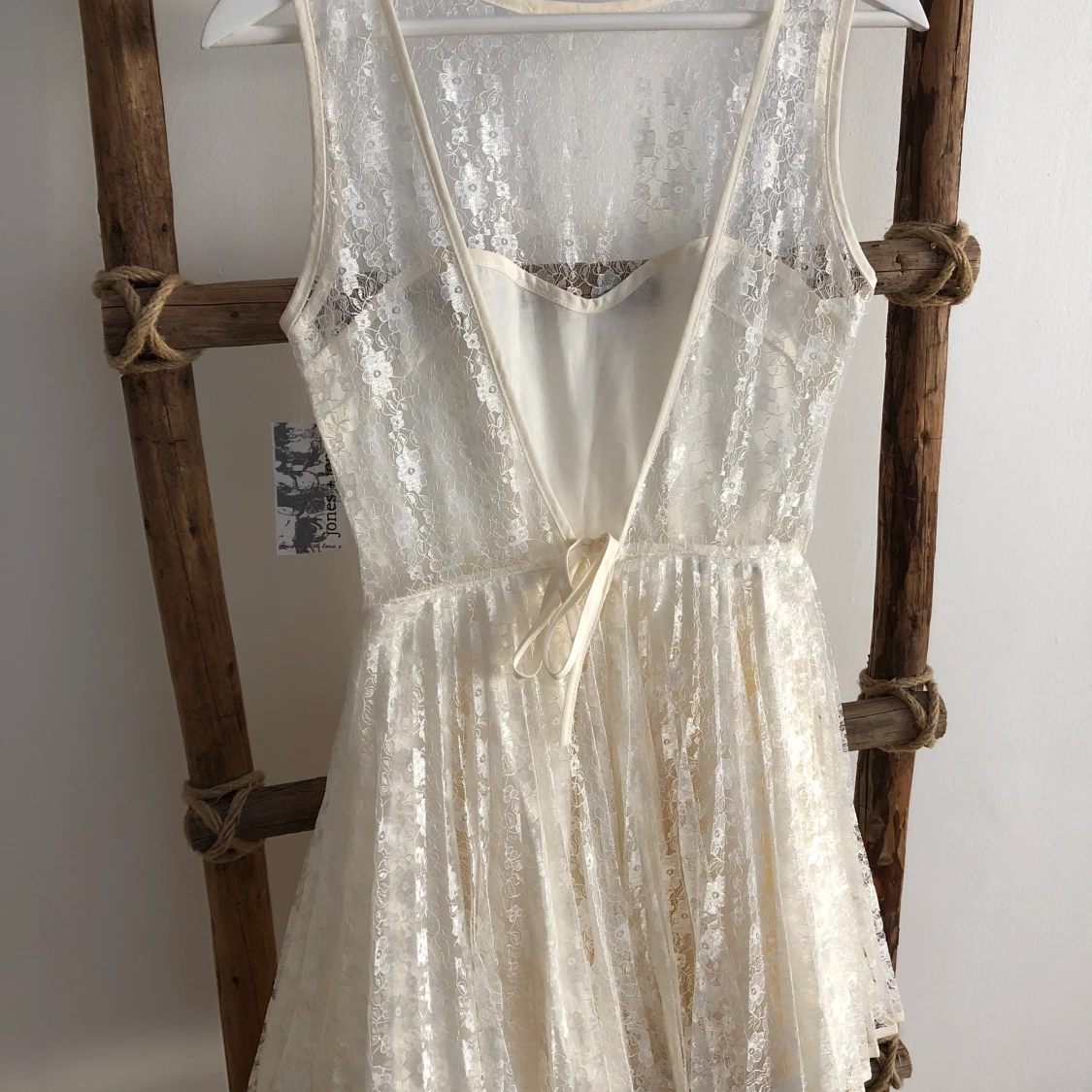 Vit spetsklänning 
