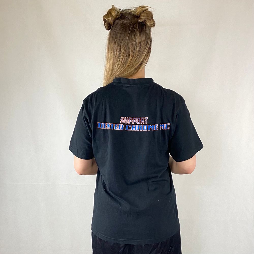 Cool t-shirt i toppenskick från Graphix Original Wear i storlek M. 100% cotton. Troligen menad för män. Axel till axel 43.5cm, längd 70cm och bredd rakt över 52cm. SafePay knappen är aktiverad så det går att köpa direkt utan att behöva meddela! Tar annars swish! Spårbar frakt på 66kr är inräknad i priset och SafePay tar 10% av betalningen. Tyvärr kostar det lite extra då jag alltid kommer skicka spårbart och ta safepay för bådas säkerhet. T-shirts.
