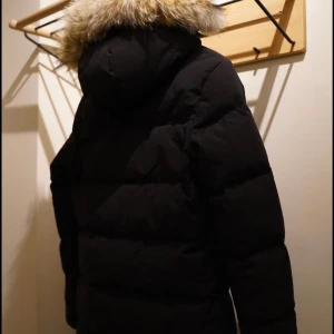 Canada Goose Solaris parka dam - Svart Canada Goose jacka i stl xs. Väldigt bra skick. Nypris 7899kr. Använd under tre vintrar. 