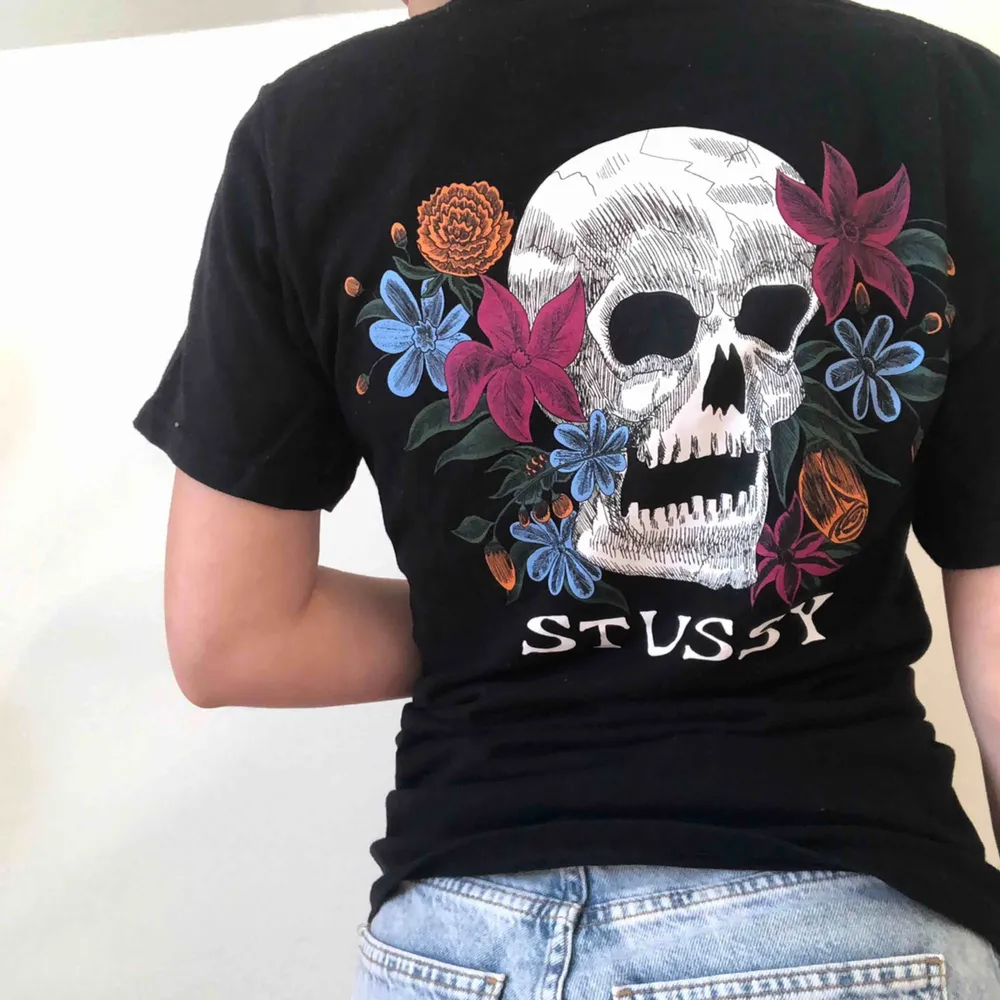 Svin cool T-shirt från Stussy som passar dig som bär XXS-M. Riktigt bra skick och du som köpare står för frakt ❤️❤️. T-shirts.
