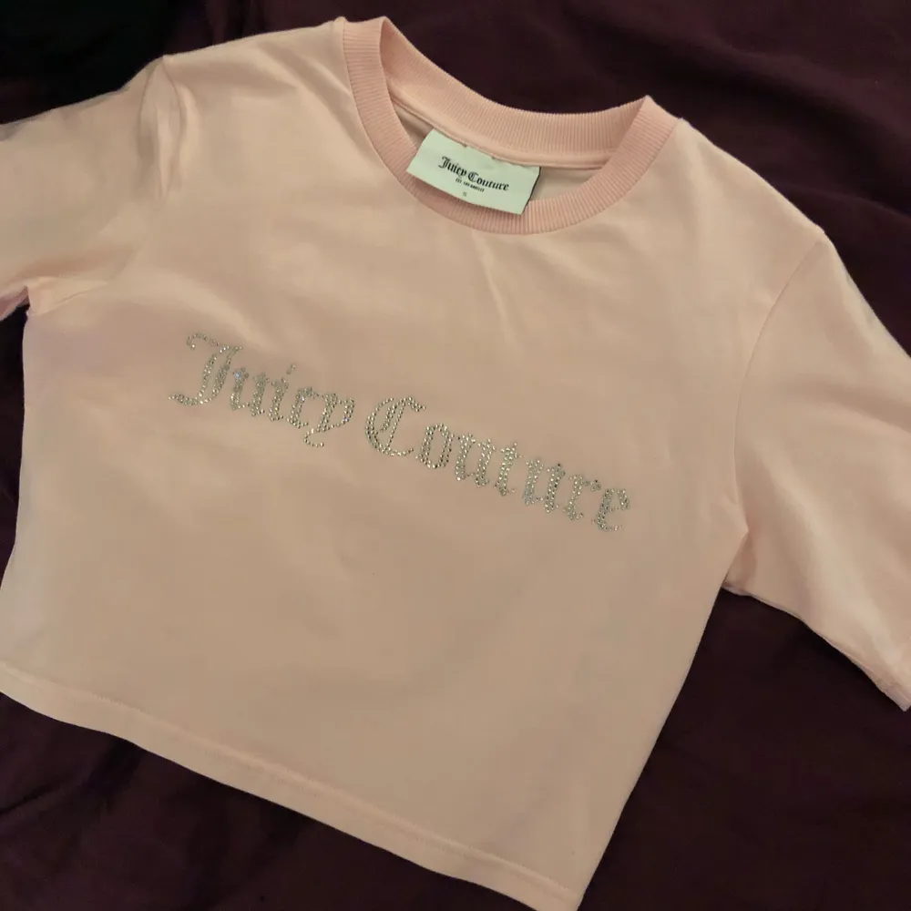 Knappt använd rosa babytee från Juicy couture i storlek S. Pris: 249 + 51kr frakt . Toppar.