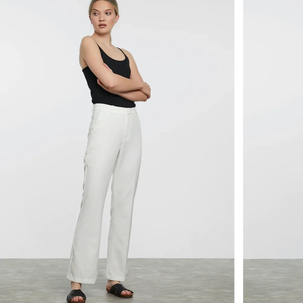Säljer dessa vita kostymbyxor som inte kommer till användning, använda 1 gång. Nypris 399kr, pris inklusive frakt! ❤️ . Jeans & Byxor.