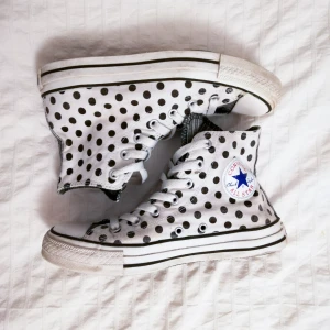 Prickiga converse - Ett par lite annorlunda converse i storlek 39. Prickiga med randiga detaljer. "ALL STAR" - texten på baksidan av sulan ser lite sliten ut och det vida är inte helt vitt men de är absolut inte slitna varken på undersidan eller insidan. 