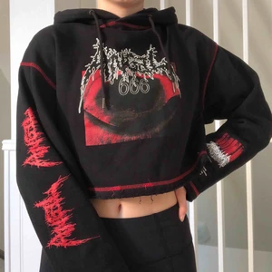  - Croppad hoodie med snyggt tryck i storlek S men som även passar dig som bär XS. Mycket bra skick. Du som köpare står för frakt ❤️