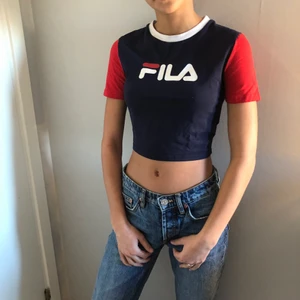 Topp - Säljer denna coola toppen från fila som jag köpte för 349kr! Super cool och skön topp som man kan andvända som en tränings tröja elr bara till vardags!!💟🧡❤️🥰🤩 stretchigt material som passar xs-m
