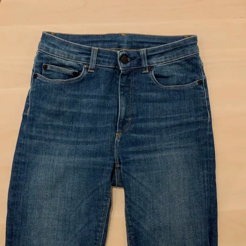 Så snygg färg på jeans! Väldigt sköna. Bra skick. Waist 27 (men passar mindre) Length 32. Nypris 1200kr. Mitt pris är diskuterbart!. Jeans & Byxor.