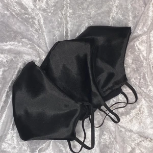 Satin mask  -  Superfina satinmasker sydda av mig! Finns begränsat antal❗️( bara storlek M och en xs inne just nu ) storlek M: ca 23cm brett samt ca 14cm resår runt varje öra. Om större eller mindre storlek önskas, skriv privat🥰