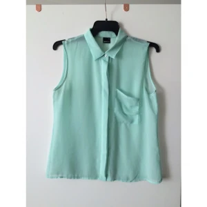  - Transparent turkos topp.

