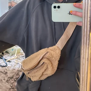 Teddy midjeväska - Beige teddyväska som jag aldrig har fått användning av! 