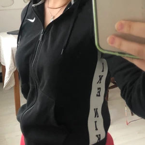 Nike hoodie - Jättefin Nike hoodie i bra skick. Luvan är väldigt bra dessutom! fraktar el möts upp