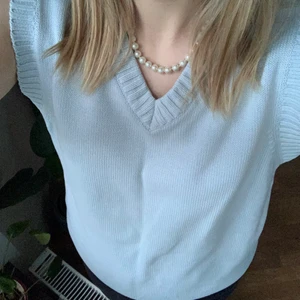 Väst  - Säljer denna superfina ljusblåa västen 💙                    I superskick och aldrig använd :) Storlek M men skulle säga att den passar xs-s oxå. 