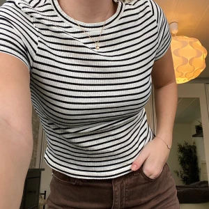 Randig t-shirt  - Säljer en randig t-shirt i strl M. Knappt använd! Köpare står för frakt💌