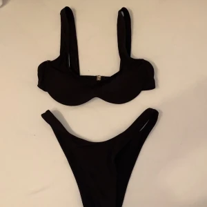 Svart bikini  - Svart söt bikini. Storlek L skulle säga att överdelen är S och neder delen M. Aldrig använda. Lapparna sitter kvar. Jag står för frakten. Priset går att diskutera :) 