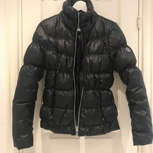 Guess dun jacka st 34 - Ursnygg jacka från märke Guess. Inköpt år 2018 USA. Använd bara en gång. Storlek 34 Ny pris 2400kr