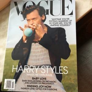 Harry Styles Vogue Magazine  - Säljs på tradera. namn: elenethelander
