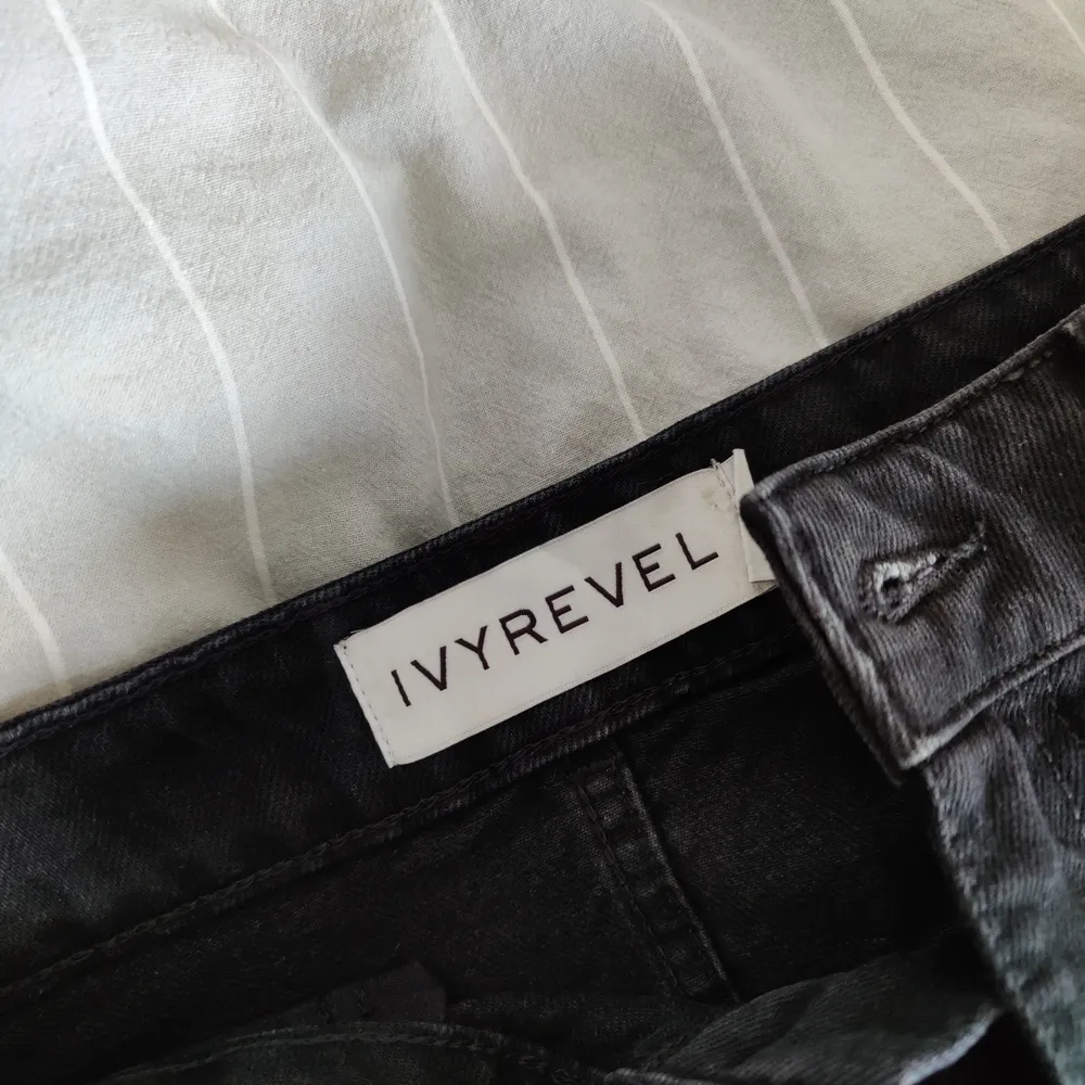 Svarta jeans från ivyrevel, momfit. Tyvärr lite för smala i låren för mig så har bara använts en gång 💞. Jeans & Byxor.