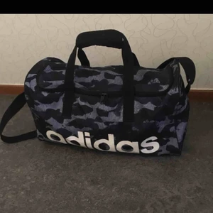  - Blå camo gymväska från adidas, långa och korta handtag och stabil botten. Lite repig på undersidan, annars bra